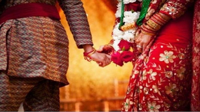 दोलनों की शादी नहीं हुई थी। फू बाबू एक फैक्ट्री में काम करते हैं, जबकि असगरी लहठी पर कढाई करती है। 