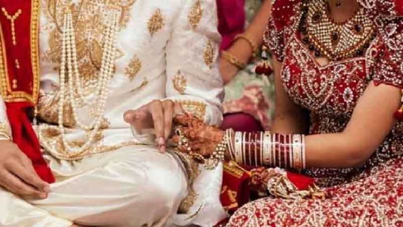 लॉकडाउन में जब काम बंद हुआ तो दोनों घर आए और समाज के कुछ लोगों की नजर उनपर पड़ी। लोगों ने कहा कि दोनों की जोड़ी खूब जमेगी। बस कुछ लोग आगे आए और इन दोनों को निकाह कर लेने की सलाह दी। जिसपर वे भी अपने राजी हो गए।
