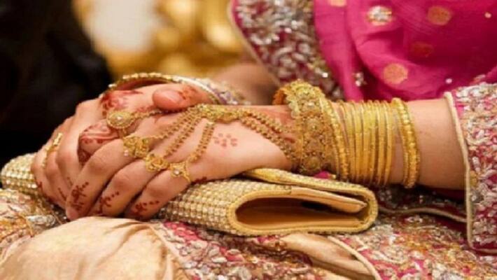 Madhya Pradesh: Nearly 30-minutes after 'bidai', bride jumps into river, remains missing Madhya Pradesh: Nearly 30-minutes after 'bidai', bride jumps into river, remains missing