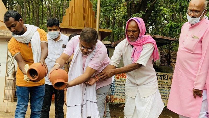 बेटे अमित जोगी ने ट्वीट कर लिखा- पापा की कविता ‘वसीयत’ के अनुरूप गौरेला में उनकी समाधि को मोहलाईन के मुलायम पत्तों से लपेटके,उसको महुआ,चार,चिरौंजी,तेंदू और बेल के फलों से सजाकर,और उनकी मिट्टी को उनके अंचल की दो पहाड़ी नदियों-उनकी गंगा और जमुना-नर्मदा और सोन के उद्गम में बहाकर, मैंने उनकी ये चार इच्छाएं पूरी की।
