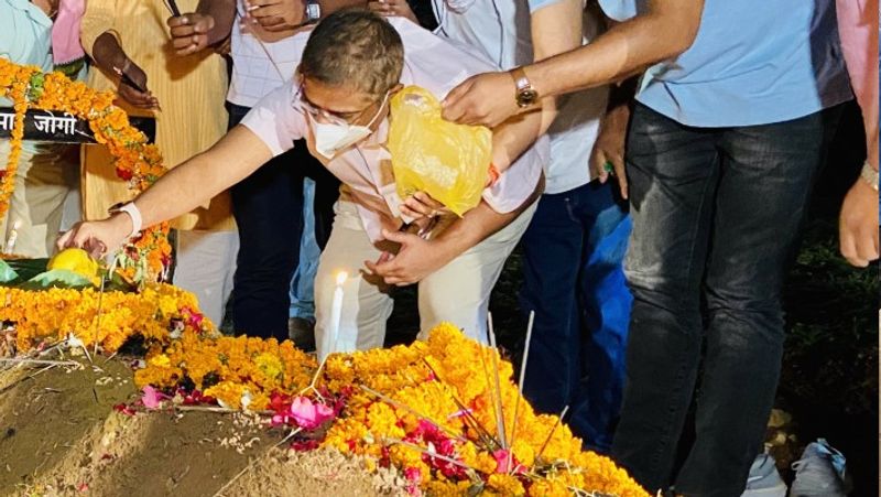 ईसाई रीति रिवाज से हुआ था अंतिम संस्कार: बता दें कि अजीत जोगी का निधन 29 मई 2020 को रायपुर के एक निजी अस्पताल में हो गया था। जहां उनका अंतिम संस्कार ईसाई रीति रिवाज से गौरेला स्थित ग्रेवी यार्ड में किया गया था।
