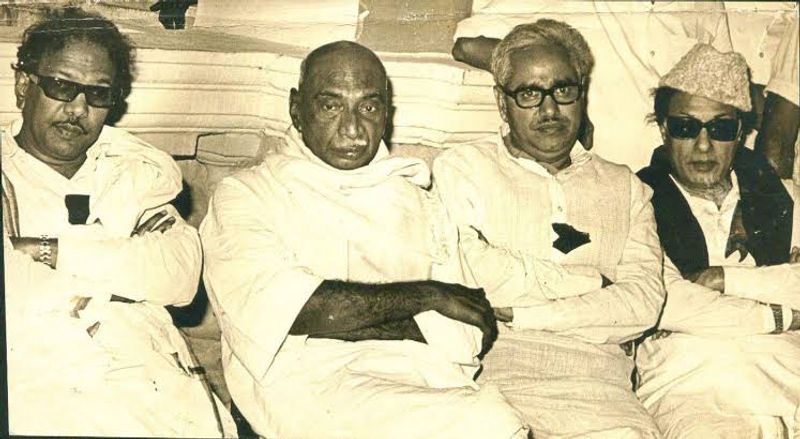 காமராஜ் மற்றும் எம். ஜி. ஆர் கலைஞர் அனைவரும் இருக்கும் அறிய புகைப்படம் 