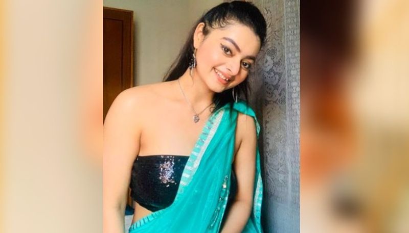 শরীরে হালকা মেদ থাকলেও স্বল্প পোশাকে সেই মেদ তুলে ধরতে মোটেই লজ্জা পান না শর্মিষ্ঠা। বরং কনফিডেন্টের সঙ্গে নিজের ফিগার শো অফ করেন।