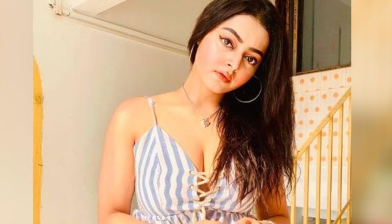তবে তাঁর বোর হওয়াতেই লাভবান হয়েছে নেটিজেনরা। তাঁর নানা ইনস্টাগ্রাম পোস্ট রীতিমত মনোরঞ্জন হয়ে উঠেছে সকলের কাছে।