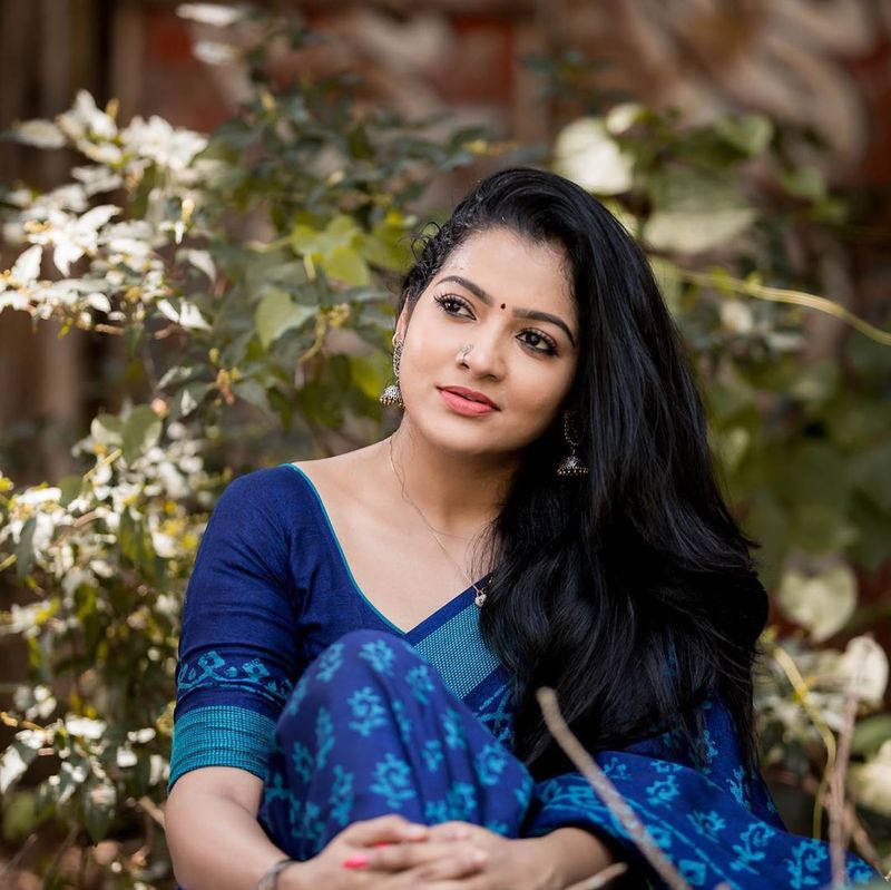ரசிகர்களுக்கு தூண்டிலும் பார்வை 
