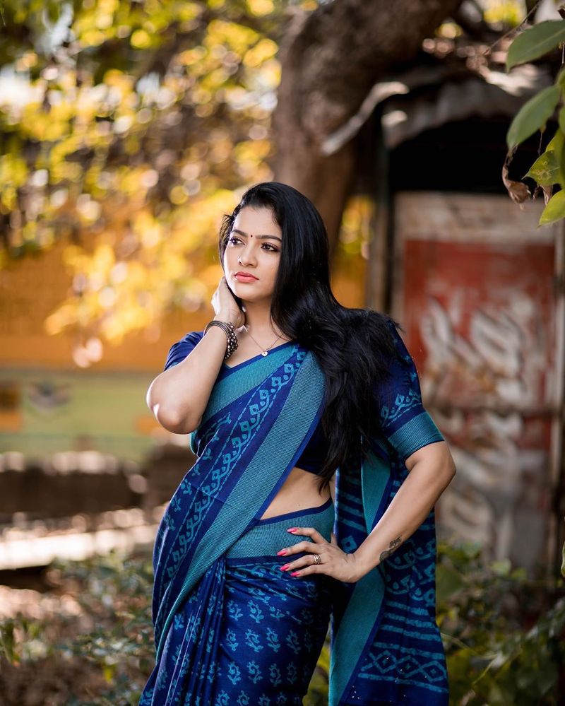 செய்து வைத்த சிலையா 
