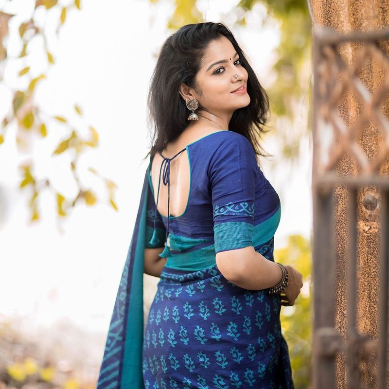 பின்னழகில் அசத்தல் 