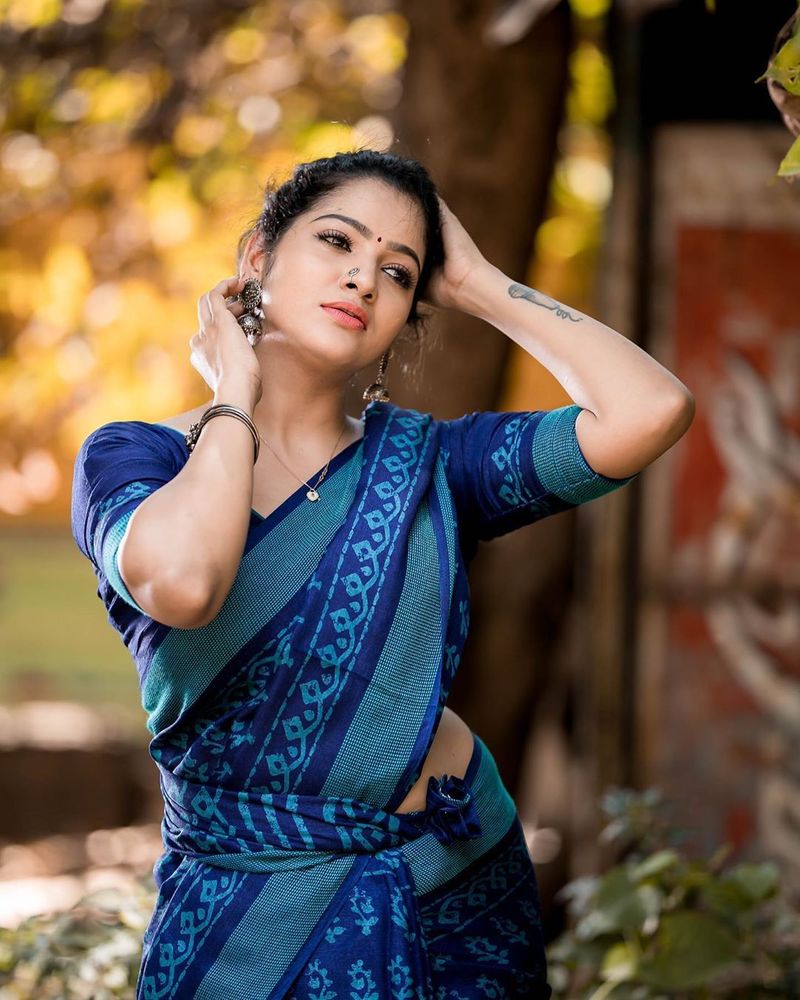எடுப்பாக இருக்கும் நீல நிற சேலை 