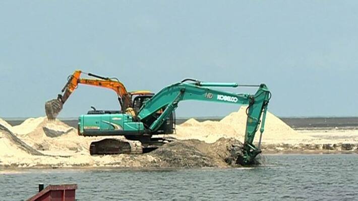 Illegal sand mining on the banks of Padma in Murshidabad bpsb Illegal sand mining on the banks of Padma in Murshidabad bpsb