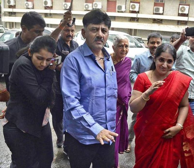 ಕೈ ಮುಖಂಡ, ಕನಕಪುರದ ಬಂಡೆ ಡಿ.ಕೆ. ಶಿವಕುಮಾರ್ಗೆ ಮೂರು ಮಕ್ಕಳು - ಐಶ್ವರ್ಯಾ, ಆಭರಣ ಹಾಗೂ ಆಕಾಶ್.