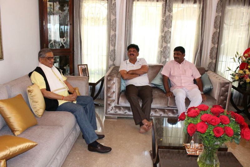 15 ದಿನಗಳ ಹಿಂದೆ ಕೃಷ್ಣ ನೇತೃತ್ವದಲ್ಲಿ ಉಭಯ ಕುಟುಂಬಗಳ ಹಿರಿಯರು ಮಾತುಕತೆ ನಡೆಸಿದರು. ಈ ವೇಳೆ ಇಬ್ಬರಿಗೂ ಮದುವೆ ಮಾಡುವ ಬಗ್ಗೆ ಚರ್ಚೆ ನಡೆಸಿದರು ಎಂದು ತಿಳಿದು ಬಂದಿದೆ.