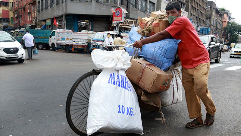 सामान ढोने का यह सबसे सस्ता और सरल साधन है।
