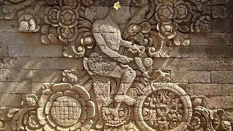 यह तस्वीर तमिलनाडु के पंचवर्ण स्वामी मंदिर की है। इस मंदिर की तस्वीरें सोशल मीडिया पर वायरल हैं। इन भित्ति चित्रों में साइकिल पर बैठा आदमी दिखाई दे रहा है। कहा जा रहा है कि ये चित्र 1300 साल से लेकर 2000 साल पुराने हैं। हालांकि इसकी अभी कोई पुष्टि नहीं करता कि ये चित्र कितने पुराने हैं। लेकिन यह मंदिर अवश्य 2000 साल पुराना है। खैर यह पुरातत्व विभाग की जांच का विषय है, लेकिन यहां बात साइकिल की है। बता दें कि सबसे पहले 1839 में एक लुहार लुहार किर्क पैट्रिक मैकमिलन ने साइकिल को आधुनिक रूप दिया था। हालांकि साइकिल इससे पहले 1817 में जर्मनी में एक व्यक्ति बैरन फ्रांन ड्रेविस ने आविष्कार कर दी थी। लेकिन यह लकड़ी की थी। आगे देखिए जिंदगी में साइकिल की अहमियत दिखातीं तस्वीरें