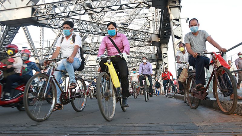 आज भी तमाम कारखानों में लोग साइकिल से आते-जाते हैं।