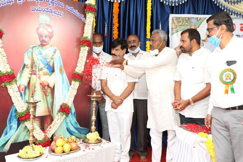 ಮೈಸೂರು ಹಾಗೂ ರಾಜ್ಯಕ್ಕೆ ರಾಜರ್ಷಿ ಶ್ರೀ ನಾಲ್ವಡಿ ಕೃಷ್ಣರಾಜ ಒಡೆಯರ್ ಅವರ ಕೊಡುಗೆ ಅಪಾರ. ಅವರಿಗೆ ಗೌರವ ಸಲ್ಲಿಸುವುದು ಸರ್ಕಾರದ ಕರ್ತವ್ಯ. ಈ ನಿಟ್ಟಿನಲ್ಲಿ ಇನ್ನು ಪ್ರತಿ ವರ್ಷ ಅವರ ಹೆಸರಿನಲ್ಲಿ ವಿವಿಧ ಕ್ಷೇತ್ರಗಳಲ್ಲಿ ಸೇವೆ ಸಲ್ಲಿಸಿದ ನಾಡಿನ 10 ಗಣ್ಯರಿಗೆ ಜಿಲ್ಲಾಡಳಿತ ವತಿಯಿಂದ ಗೌರವಿಸಲಾಗುವುದು ಎಂದು ಸಹಕಾರ ಮತ್ತು ಜಿಲ್ಲಾ ಉಸ್ತುವಾರಿ ಸಚಿವರಾದ ಎಸ್.ಟಿ.ಸೋಮಶೇಖರ್ ತಿಳಿಸಿದರು.