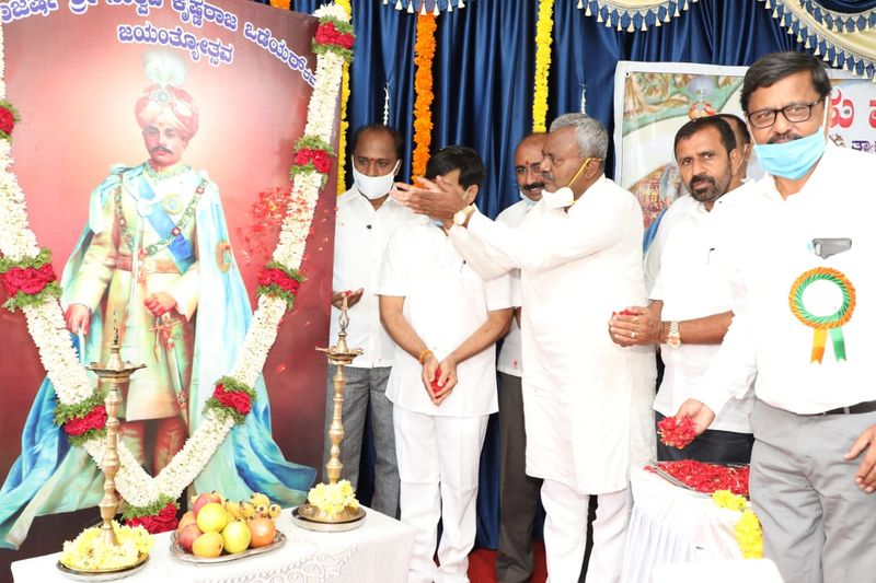 ಪ್ರಸ್ತುತ ಕೊರೋನಾ ಇರುವ ಕಾರಣ ಗಣ್ಯರ ಗುರುತಿಸುವ ಕಾರ್ಯವಾಗಲಿಲ್ಲ. ಇನ್ನು ಕೆಲವೇ ದಿನಗಳಲ್ಲಿ ಸಾಧಕರನ್ನು ಆಯ್ಕೆ ಮಾಡಿ ಗೌರವಿಸುವ ಕೆಲಸವನ್ನು ಜಿಲ್ಲಾಡಳಿತ ಮಾಡಲಿದೆ. ಈ ಮೂಲಕ ನಾಲ್ವಡಿ ಕೃಷ್ಣರಾಜ ಒಡೆಯರಿಗೆ ಗೌರವ ಸೂಚಿಸಲಾಗುವುದು ಎಂದು ಸಚಿವರು ಸುದ್ದಿಗಾರರಿಗೆ ತಿಳಿಸಿದರು.