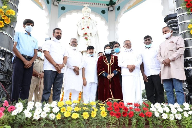 ಮೈಸೂರು ಜಯಚಾಮರಾಜೇಂದ್ರ ಮೃಗಾಲಯ ತೆರೆಯುವ ನಿಟ್ಟಿನಲ್ಲಿ ಮುಖ್ಯಮಂತ್ರಿಗಳಿಗೆ ಪತ್ರ ಬರೆಯಲಾಗಿದೆ. ಅಲ್ಲಿಂದಲೂ ಪ್ರಕ್ರಿಯೆ ಪೂರ್ಣಗೊಳ್ಳುವ ಹಂತದಲ್ಲಿದ್ದು, ಇನ್ನು ಎರಡ್ಮೂರು ದಿನದಲ್ಲಿ ಆದೇಶ ಹೊರಬೀಳಲಿದೆ ಎಂದು ಸಚಿವರು ತಿಳಿಸಿದರು.