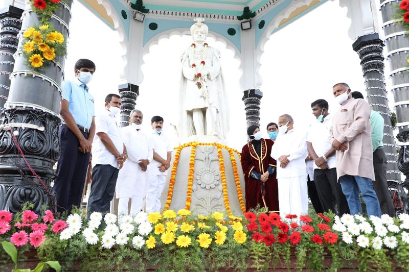 ಮುಖ್ಯಮಂತ್ರಿಗಳ ಪುತ್ರ ಬಿ.ವೈ.ವಿಜಯೇಂದ್ರ ಅವರು ಸೂಪರ್ ಸಿಎಂ ರೀತಿ ವರ್ತಿಸಿಲ್ಲ. ಅವರು ಯಾವುದೇ ಕ್ಷೇತ್ರದಲ್ಲಿ ಹಸ್ತಕ್ಷೇಪ ಮಾಡುತ್ತಿಲ್ಲ. ನಾನು ಅಧಿಕಾರ ವಹಿಸಿಕೊಂಡು 3 ತಿಂಗಳು ಕಳೆದಿದೆ. ಆದರೆ ನನಗೆ ಈವರೆಗೂ ಅಂತಹ ಯಾವುದೇ ಸನ್ನಿವೇಶ ಎದುರಾಗಿಲ್ಲ. ಅಲ್ಲದೆ, ನನಗೆ ತಿಳಿದ ಮಟ್ಟಿಗೆ ನನ್ನ ಸಹೋದ್ಯೋಗಿ ಸ್ನೇಹಿತರಿಗೂ ಅಂತಹ ಅನುಭವ ಆಗಿರುವುದು ನನ್ನ ಗಮನಕ್ಕೆ ಬಂದಿಲ್ಲ ಎಂದು ಸಚಿವರು ಸುದ್ದಿಗಾರರ ಪ್ರಶ್ನೆಗೆ ಉತ್ತರಿಸಿದರು.