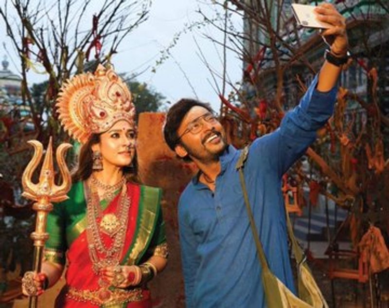 இந்த படத்தில் நடிக்க கால்ஷீட் கொடுத்த முதல் நாளில் இருந்தே நயன்தாரா புகழ் பாடி வருகிறார் ஆர்.ஜே.பாலாஜி. தற்போது “தல அஜித் நேர்கொண்ட பார்வை படத்தில் நடித்த போது அந்த கண்டெண்ட் எப்படி நிறைய பேருக்குப் போய்ச் சேர்ந்ததோ, அதே மாதிரி மூக்குத்தி அம்மன் கண்டெண்ட் நயன்தாரா மாதிரியான ஸ்டார் வேல்யூ இருக்கிற ஒருத்தர் நடிக்கும் போது வேற லெவலுக்கு ரீச்சாகும்” என பாராட்டியுள்ளார். 