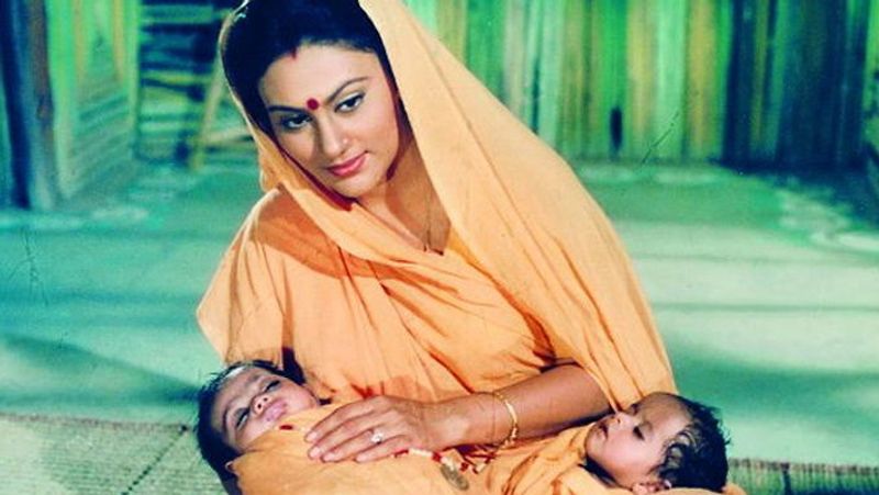 एक्ट्रेस कहती हैं, 'आखिरकार हम एक फैमिली फ्रेंड की मदद से 28 अप्रैल 1991 में फिर से मिले और लगभग 2 घंटों की बातचीत में ही हमने तय कर लिया था और अपने परिवार को बता दिया कि हमें अपना लाइफ पार्टनर मिल गया है। 29 अप्रैल को मेरे जन्मदिन पर हमने एक छोटा सा समारोह (रोका) किया और उसी साल हमारी शादी हो गई।'