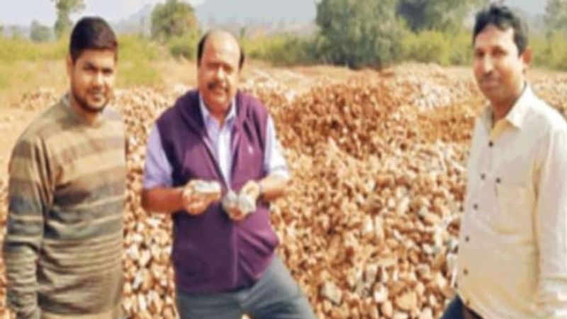 सात और स्थानों पर सोने की खान: इस रिपोर्ट में लिखा है कि झारखंड देश के गोल्ड स्पॉट वाले स्टेट के रूप में विकसित हो रहा है। इससे पहले भी लावा, कुंदरकोचा, पहाड़डीहा और परासी में सोने की भंडारों का पता लगाया जा चुका है। अब तक प्रदेश में सात और स्थानों पर सोने की खान के संकेत मिल चुके हैं। आने वाले दिनों में यहां सोने का पता और लगाया जा सकता है।