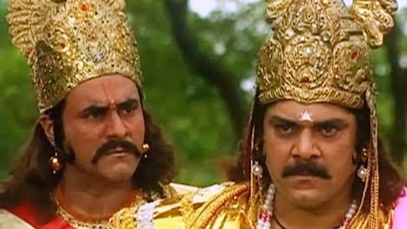 निकितिन ने इंटरव्यू के दौरान बताया कि उन्हें उस दौर के ज्यादातर किस्से याद हैं, जो वो शूटिंग के दौरान देखा करते थे। निकितिन ने बताया कि तब उन लोगों के हथियार लोहे के बने होते थे। एक बार जब कर्ण और भीम का युद्ध हो रहा था तो भीम का गदा उनके पापा पकंज धीर के हाथ पर लग गया था और उनके अंगूठे का मांस लटकने लगा था। बैंडेज लगा-लगाकर पूरे दिन शूटिंग की गई थी। 