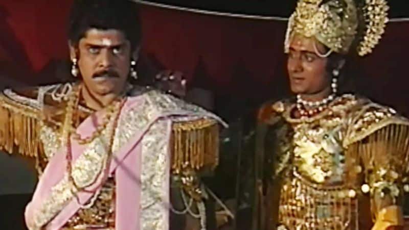 निकितिन ने बताया कि पंकज धीर ने दिन भर शूटिंग की जिसके बाद उनकी आंख का ब्लड प्रेशर बढ़ गया जिसके बाद उन्हें दोबारा डिस्पेंसरी जाकर टांके लगवाने पड़े थे।