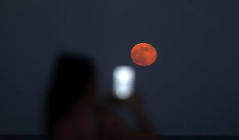 no liquid water on moon but oxygen creating rust on moon says chandrayan 1 data bsm