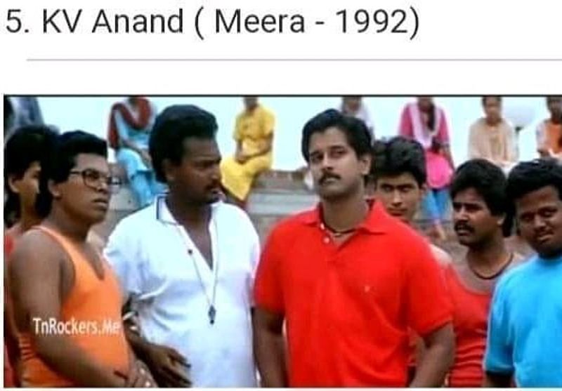 1990 ஆம் ஆண்டு இயக்குனர் எஸ். ஏ.சந்திரசேகர் இயக்கத்தில் வெளியான திரைப்படம் 'சீதா'. நடிகர் ரஹ்மான் கதாநாயகனாக நடித்திருந்த இந்த படத்தில், கனகா நாயகியாக நடித்திருந்தார். இந்த படத்தில், பிரமாண்ட இயக்குனர் ஷங்கர், ஒரு சிறப்பு வேடத்தில் நடித்திருந்தார். அந்த புகைப்படம் தான் இது. 