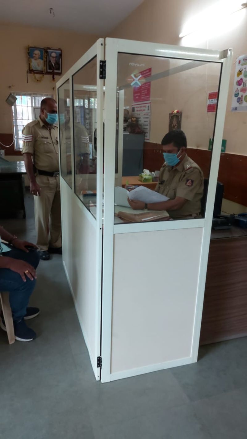 ಕೊರೋನಾ ವಾರಿಯರ್ಸ್ ಸೇಫ್ಟಿಗೆ ಒತ್ತು ನೀಡಿ ವಿಶೇಷ ಕೋಟ್ ಸಿದ್ದಪಡಿಸಲಾಗಿದೆ.