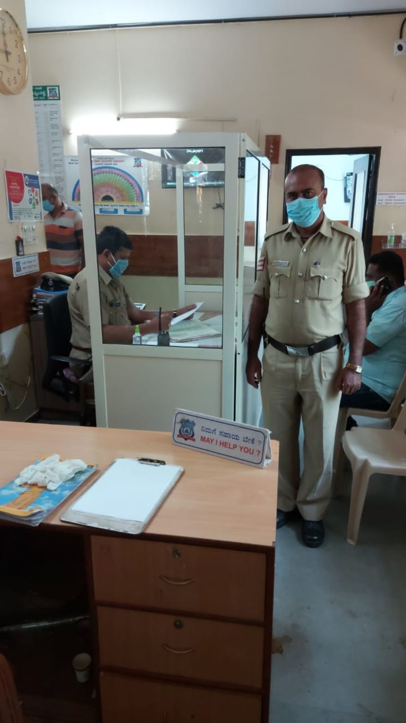ಕಚೇರಿಯಲ್ಲಿಯೂ ಸಿಬ್ಬಂದಿ ಸೇಫ್ಟಿಗೆ ಒತ್ತು ನೀಡಿ ಮಾಸ್ಕ್, ಸ್ಯಾನಿಟೈಸರ್ ವ್ಯವಸ್ಥೆ ಮಾಡಲಾಗಿದೆ.