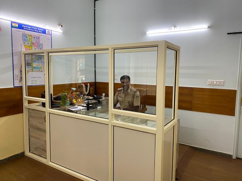 ದಕ್ಷಿಣ ವಿಭಾಗ ಪೊಲೀಸರಿಂದ ಹೊಸ ಇನ್ನೋವೇಶನ್ ಆರಂಭವಾಗಿದ್ದು,ಡ್ಯೂಟಿ ಮಾಡೊ ಪೊಲೀಸರು ಇನ್ಮುಂದೆ ಸೇಫ್ ಆಗಿರಲಿದ್ದಾರೆ.ಫುಲ್ ಬಾಡಿ ಕವರ್ ಆಗೊ ಹೊಸ ಕೋಟ್ ಪೊಲೀಸರಿಗೆ ನೀಡಲಾಗುತ್ತಿದೆ.
