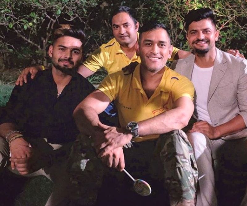 धोनी और रैना के साथ ऋषभ पंत। 