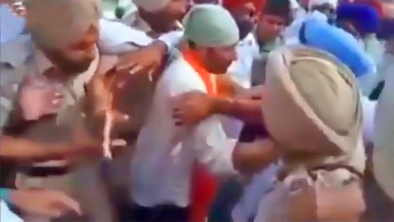 एक दूसरे यूजर ने किया शेयर
शकील पटनी नाम के एक यूजर ने 31 मई को इस वीडियो को ऐसा ही दावा करते हुए फेसबुक पर शेयर किया। पटनी द्वारा शेयर किए गए वीडियो को 12 हजार व्यूज मिले। 