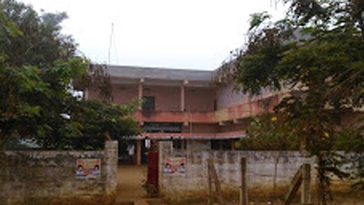 womens attack on tahsildar in musunuru womens attack on tahsildar in musunuru
