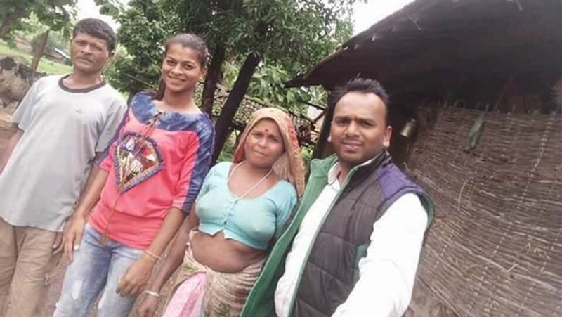 सरिता के मां-बाप किसानी करते हैं। परिवार में एक बहन और छोटा भाई है।