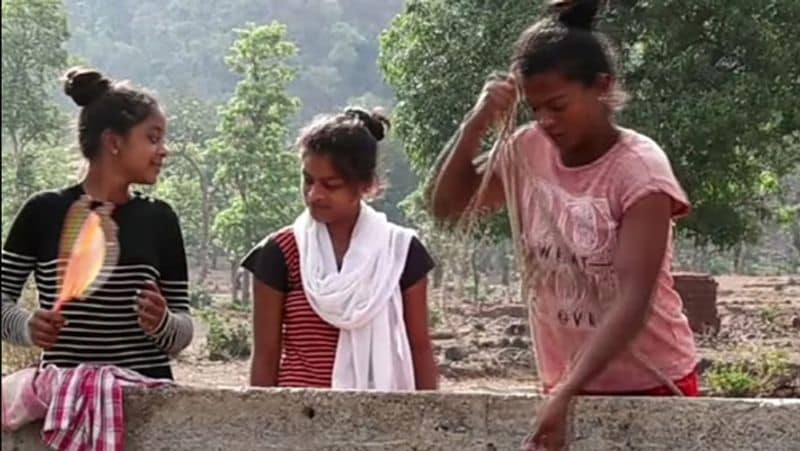 सरिता बताती हैं कि उनके गांव में पानी की किल्लत है। उनके पिता लक्ष्मणभाई ने बताया कि हर गर्मी में यहां पानी की समस्या होती है। सरकार ने यहां डेम निर्माण का काम शुरू किया है, लेकिन वो कब खत्म होगा, नहीं मालूम।