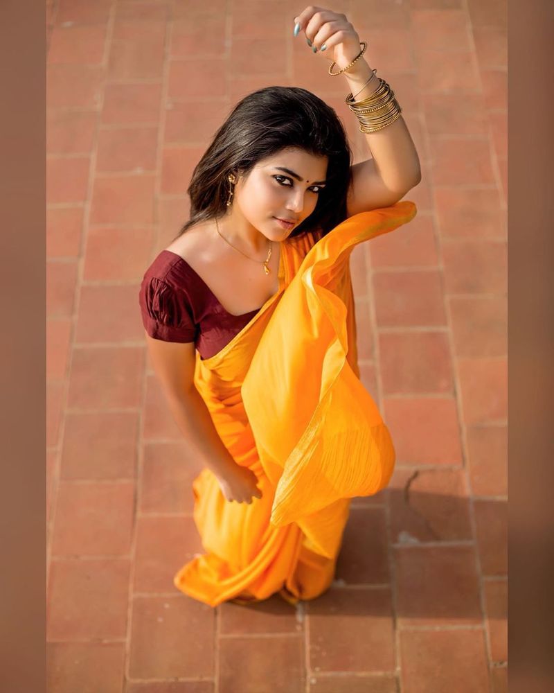 மஞ்ச புடவையில் அசத்தும் பேரழகி சுஜுவாசன் 
