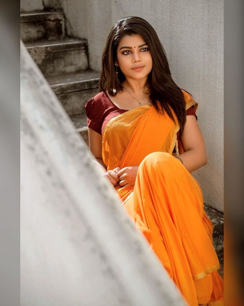 மெல்லிய பார்வையில் ஆளை கொள்ளும் அளவிற்கு சுஜுவாசனின் புகைப்படம் 