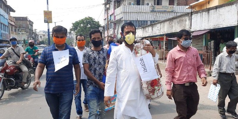 লকডাউন আর নয়, সাধারণ মানুষের দুর্ভোগ কমাতে এবার 'আনলক' প্রক্রিয়া শুরু হয়ে গিয়েছে রাজ্যে। মুখ্যমন্ত্রীর নির্দেশে রাস্তায় নেমেছে সরকারি বাস, চলছে অটো-ট্যাক্সি, এমনকী অ্যাপ ক্যাবও। ৮ জুন থেকে খুলে যাবে সরকারি ও বেসরকারি অফিস।