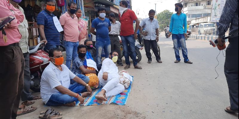 আর করোনা? ভাইরাসকে সঙ্গে নিয়েই চলার নিদান দিয়েছেন মুখ্যমন্ত্রী মমতা বন্দ্যোপাধ্যায়। বোঝানোর সুবিধার্থে বলেছিলেন, 'পাশবালিশ করুন করোনাকে'।