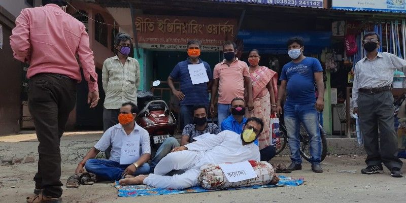 এমজি রোডে পাশবালিশ নিয়ে শতরঞ্জি বিছিয়ে শুয়ে পড়েন তিনি। পাশবালিশে উপর সাদা কাগজে লেখা ছিল, 'করোনা'। বিজেপি-র রাজ্য় সভাপতি বলেন, 'করোনা পরিস্থিতি মোকাবিলায় রাজ্য সরকার পুরোপুরি ব্যর্থ। মুখ্যমন্ত্রী পাশবালিশকে ভ্যাকসিন করার যে ভিত্তিহীন মন্তব্য করেছেন, তার প্রতিবাদ জানাচ্ছি।'