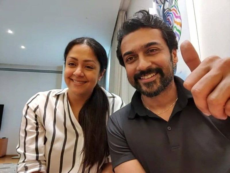 சூர்யா ஜோதிகா ரெண்டு பேரும் படத்தை பார்த்து ரசித்து வீடியோ கால் பேசும் புகைப்படம் 
