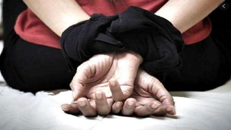 बीते दिन 12 साल की सबसे छोटी बेटी को भी पिता ने हवस का शिकार बनाया, तो मां का सब्र जवाब दे गया।(प्रतीकात्मक फोटो)