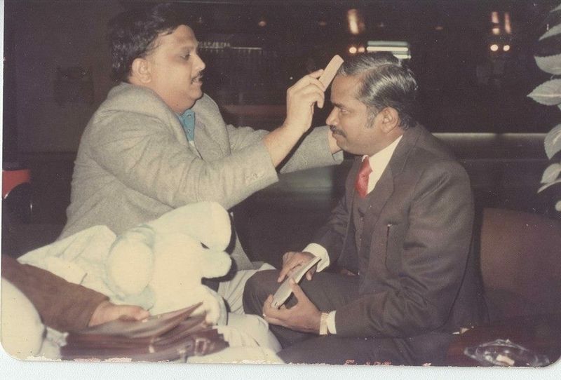 அந்த வகையில், பிரபல இசையமைப்பாளர் கங்கை அமரன், "எங்கள் ஆரம்பகால இசைப் பயணத்தில் தன் அருகேயே வைத்துக் கொண்டு வாழ்வை ஓட்ட வழிசெய்த என் அருமை சகோதரர் எஸ்.பி.பி அவர்கள். அவருக்கு இனிய பிறந்தநாள் வாழ்த்துக்கள் என கூறி, தனக்கு அவர் தலை சீவி அழகு பார்க்கும் புகைப்படத்தை பகிர்ந்துள்ளார்.