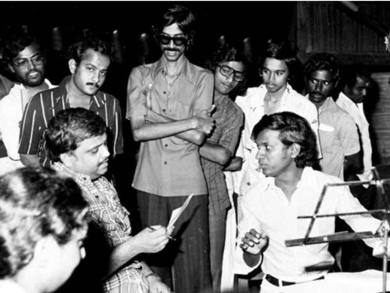 கங்கை அமரன் சொன்ன அதே ஆரம்ப காலங்களில் இசை ஞானி இளையராஜா இசையில் எஸ்.பி.பி பாடல் பாடிய போது எடுத்த புகைப்படம்.