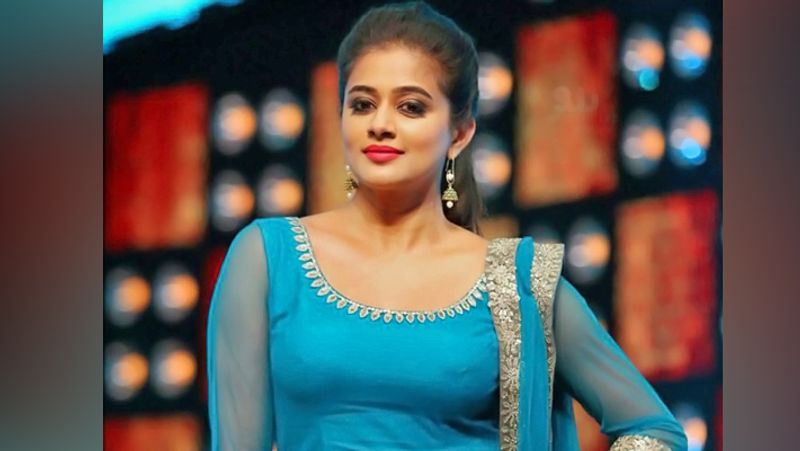 ப்ரியாமணி:
பருத்தி வீரன் ப்ரியா மணி, தமிழை தொடர்ந்து மலையாளம் மொழிகளில் அதிக கவனம் செலுத்தி வந்தார். இவர் அப்போதைக்கு 70 முதல் 75 லட்சம் வரை சம்பளமாக பெற்றார்.
