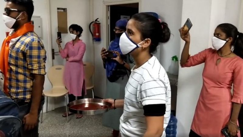 दरअसल, यह अजीब मामला भीलवाड़ा में देखने को मिला, जहां गुरुवार को विद्यार्थी परिषद् के छात्र-छात्राओं ने सिक्योर मीटर्स कार्यालय पर एक अनूठा प्रदर्शन कर बिजली कंपनी में हड़कंप मंचा दिया। वह अपना-अपना खुन निकाल एक थाली में भरकर पहुंचे थे। उन्होंने अधिकारियों से कहा-लो इसको पी लो, अगर खून ही चूसना है तो यह लो हमारा पीओ।