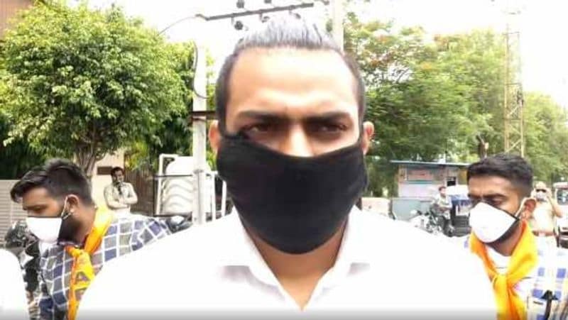 एबीवीपी के विभाग सहसंयोजक शंकर गुर्जर ने कहा- अब भी सिक्योर कम्पनी बिलों में छूट नहीं देती है तो उग्र आंदोलन किया जायेगा।