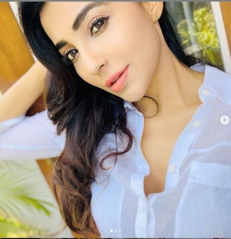 வெள்ளை சட்டையில் ஹாட் போஸ் 